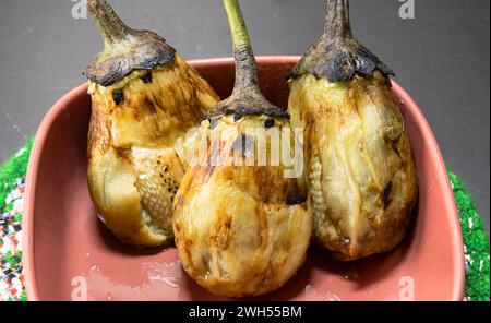 Verbrannte Auberginen, eine vielseitige Zutat für Gourmetgerichte und das tägliche Kochen. Stockfoto