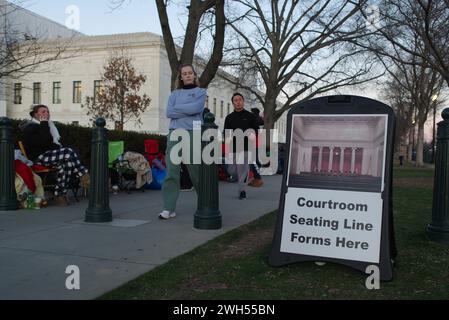 Washington, DC, USA. Februar 2024. Vor dem Obersten Gerichtshof stehen Leute für einen Sitz im Gerichtssaal an, um die mündlichen Argumente für die Berufung des ehemaligen Präsidenten Donald Trump zur Aussetzung des 14. Verfassungszusatzes in Colorado zu verfolgen. Quelle: Philip Yabut/Alamy Live News Stockfoto