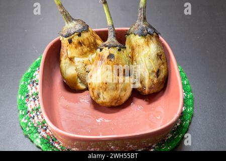 Verbrannte Auberginen, eine vielseitige Zutat für Gourmetgerichte und das tägliche Kochen. Stockfoto