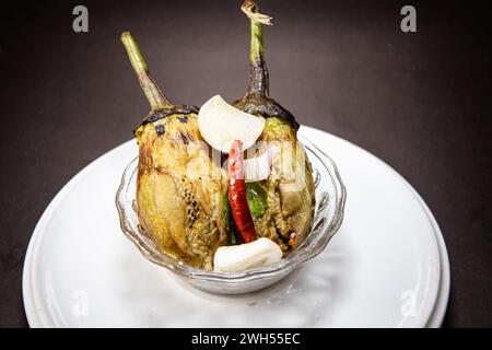 Verbrannte Auberginen, eine vielseitige Zutat für Gourmetgerichte und das tägliche Kochen. Stockfoto