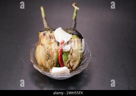 Verbrannte Auberginen, eine vielseitige Zutat für Gourmetgerichte und das tägliche Kochen. Stockfoto