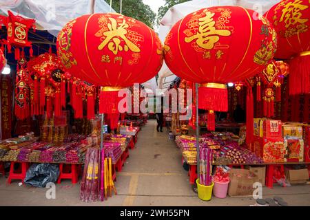 Blick auf den Neujahrsmarkt am Neujahrsfest 2024. Die chinesischen Schriftzeichen auf dem Bild sind einige Neujahrssegnungen. Stockfoto