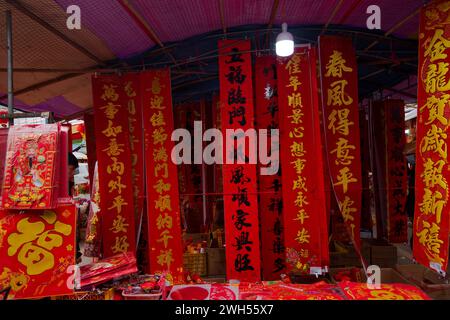 Blick auf den Neujahrsmarkt am Neujahrsfest 2024. Die chinesischen Schriftzeichen auf dem Bild sind einige Neujahrssegnungen. Stockfoto