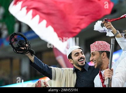 Doha, Katar. Februar 2024. Anhänger Katars feiern nach dem Halbfinale zwischen Iran und Katar beim AFC Asiencup Katar in Doha, Katar, 7. Februar 2024. Quelle: Sun Fanyue/Xinhua/Alamy Live News Stockfoto