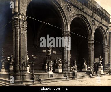 1905 CA , FIRENZE, ITALIEN : die LOGGIA DEI LANZI mit der Bronzestatue von PERSEO ( Perseus ) von BENVENUTO CELLINI , Piazza della Signoria . Unbekannter deutscher Fotograf der NEUEN PHOTOGRAPHISCHEN GESELLSCHAFT A. & G. , BERLIN - STEGLITZ , Deutschland . - FLORENZ - GESCHICHTE - Foto STORICHE - RINASCIMENTO - ITALIA - GEOGRAFIA - GEOGRAFIE - GEOGRAFIA - ARCHITETTURA - ARCHITEKTUR - ARTE - KUNST - Scultura - Skulptur - statua - Bronzo - Archivio GBB Stockfoto