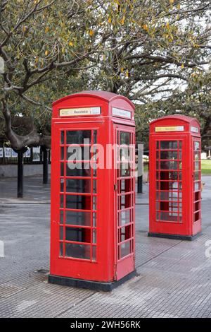 Rote Telefonboxen, Plaza Ramon J Carcano, Buenos Aires, Argentinien, Montag, 13. November, 2023. Foto: David Rowland / One-Image.com Stockfoto