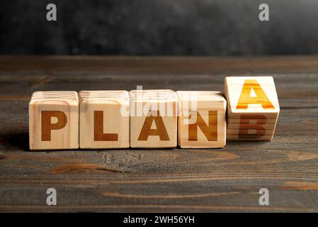 Die Reihe der Holzwürfel verwandelt sich auf dem Tisch von „Plan A“ in „Plan b“. Konzept des Notfallplans Stockfoto