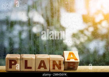 Die Reihe der Holzwürfel verwandelt sich auf dem Tisch von „Plan A“ in „Plan b“. Konzept des Notfallplans Stockfoto