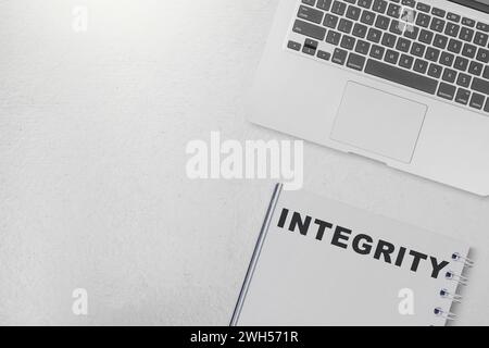 Notizbuch mit Integritätstext auf weißem Hintergrund. Reputation Integrity-Konzept Stockfoto