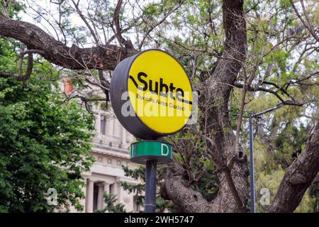 Eintritt zur U-Bahn, Buenos Aires, Argentinien, Montag, 13. November, 2023. Foto: David Rowland / One-Image.com Stockfoto