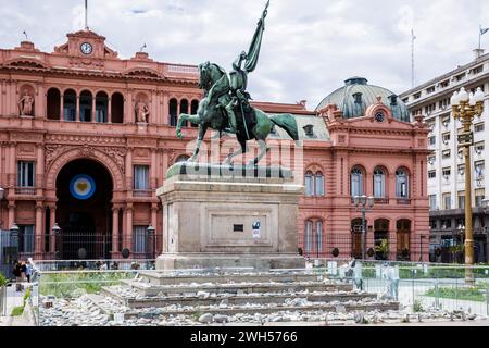 Monument von General Manuel Belgrano, Plaza de Mayo, Buenos Aires, Argentinien, Montag, November 2023. Foto: David Rowland / One-Image.com Stockfoto