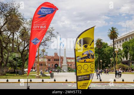 Hop-on-Hop-off-Busschilder vor Casa Rosada, Präsidentenpalast, Plaza de Mayo, Buenos Aires, Argentinien, Montag, 13. November 2023. Stockfoto