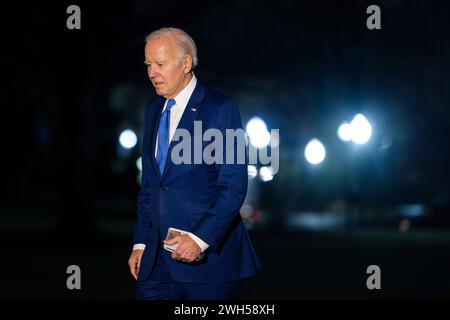 Washington, DC, USA. Februar 2024. US-Präsident Joe Biden kehrt am 7. Februar 2024 von Spendenaktionen in New York City in Washington, DC, USA, ins Weiße Haus zurück. Der Präsident ignorierte eine geschrieene Frage und ging direkt in die Residenz. Quelle: Jim LoScalzo/Pool über CNP/dpa/Alamy Live News Stockfoto