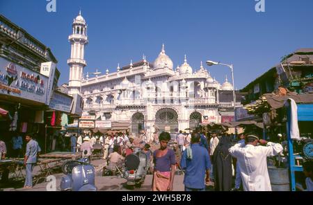 Indien: Haji Ali Moschee und Dargah, Worli Bay, Mumbai. Der Dargah ist in das Meer gebaut und beherbergt das Grab des heiligen PIR Haji Ali Shah Buchari. Der Dargah wurde 1431 gebaut. Stockfoto