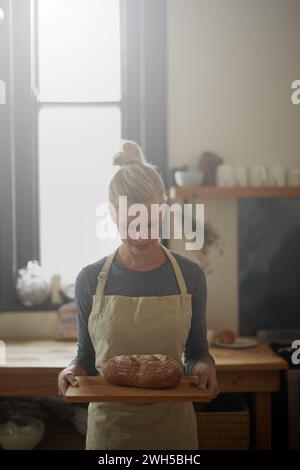 Bäckerei, Küche und Frau mit Brot auf Tablett zum Kochen mit gesunden glutenfreien Speisen zum Frühstück. Frisch, Brot und Koch im Restaurant mit Roggen oder Stockfoto