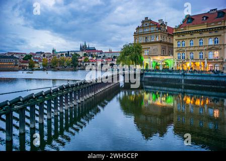 Praha, Tschechische Republik, 26. oktober 2023, Blick von der karlsbrücke auf die moldau mit Schloss hradschin im Hintergrund *** Praha, Tschechische Republik, 26. Oktober 2023, Blick von der Karlsbrücke auf die Moldau mit der Burg Hradschin im Hintergrund Copyright: XWolfgangxSimlingerx Stockfoto