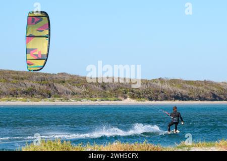 Kitesurfer Kitesurfen an der Mündung des Blackwood River in Augusta, Western Australia. Stockfoto