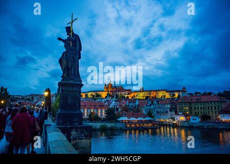 Praha, Tschechische Republik, 26. oktober 2023, Blick von der karlsbrücke auf die moldau mit Schloss hradschin im Hintergrund *** Praha, Tschechische Republik, 26. Oktober 2023, Blick von der Karlsbrücke auf die Moldau mit der Burg Hradschin im Hintergrund Copyright: XWolfgangxSimlingerx Stockfoto