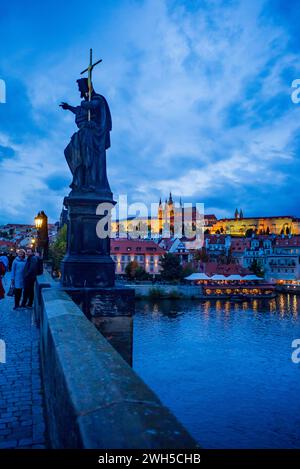 Praha, Tschechische Republik, 26. oktober 2023, Blick von der karlsbrücke auf die moldau mit Schloss hradschin im Hintergrund *** Praha, Tschechische Republik, 26. Oktober 2023, Blick von der Karlsbrücke auf die Moldau mit der Burg Hradschin im Hintergrund Copyright: XWolfgangxSimlingerx Stockfoto