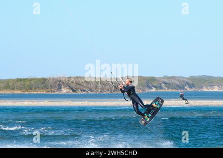 Ein Kitesurfer, der während des Kitesurfens an der Mündung des Blackwood River in Augusta, Western Australia, in die Luft gespült wird. Stockfoto