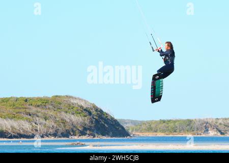 Ein Kitesurfer, der während des Kitesurfens an der Mündung des Blackwood River in Augusta, Western Australia, in die Luft gespült wird. Stockfoto