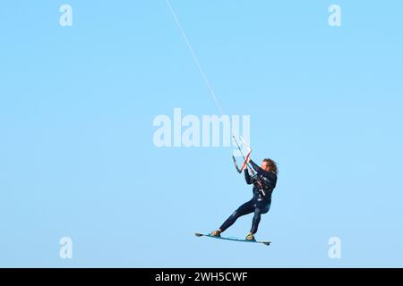 Ein Kitesurfer in der Luft beim Kitesurfen an der Mündung des Blackwood River in Augusta, Western Australia. Stockfoto