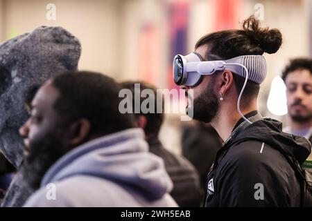 Las Vegas, NV, USA. Februar 2024. Ein Teilnehmer des Media Center trägt den neuen Apple Vision Pro während eines Spaziergangs durch das Mandalay Bay Convention Center in Las Vegas, NV. Christopher Trim/CSM/Alamy Live News Stockfoto