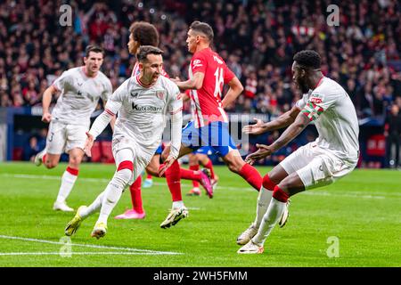 Madrid, Spanien. Februar 2024. Alex Berenguer (L) und Inaki Williams (R) von Athletic Bilbao feiern, nachdem sie im Copa del Rey Halbfinale Leg 1 von 2 zwischen Atletico Madrid und Athletic Bilbao im Civitas Metropolitan Stadium ein Tor geschossen haben. Endergebnis: Atletico Madrid 0:1 Athletic Bilbao. (Foto: Alberto Gardin/SOPA Images/SIPA USA) Credit: SIPA USA/Alamy Live News Stockfoto