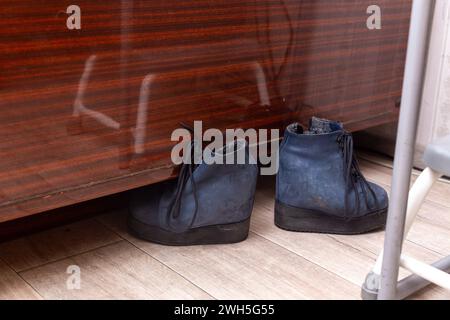 Schuhe auf Bestellung für eine Person mit angeborener Behinderung. Die Schuhe berücksichtigen die anatomischen Merkmale des Trägers und sind nur geeignet Stockfoto