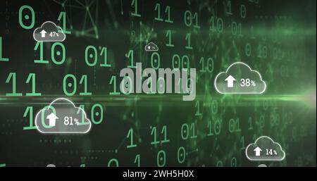 Bild von Clouds mit Upload über Binärcode auf grünem Hintergrund Stockfoto