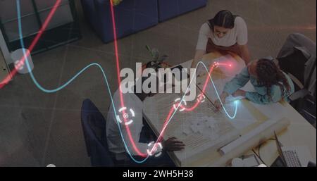 Bild von der Datenverarbeitung bei verschiedenen Geschäftsleuten Stockfoto