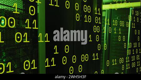 Abbildung: Grüner Binärcode über Servern Stockfoto