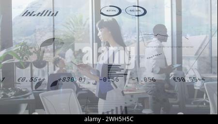 Bild von der Datenverarbeitung bei verschiedenen Geschäftsleuten Stockfoto