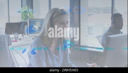 Bild von der Datenverarbeitung bei verschiedenen Geschäftsleuten Stockfoto