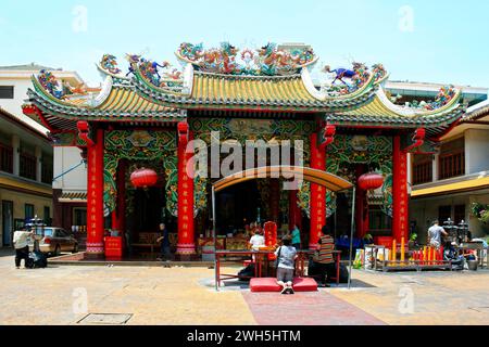 Bangkok, Thailand - 11. September 2011: Innenhof des Thien Fah Foundation Hospital mit Menschen, die vor dem Guan Yin Schrein beten. Es ist die erste Stockfoto