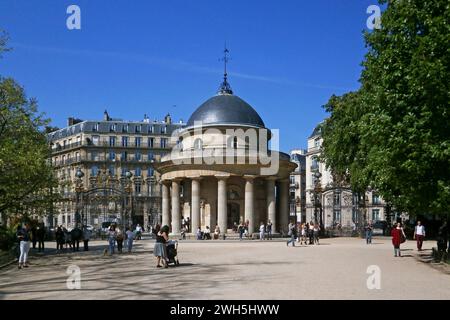 Paris, Frankreich - 19. April 2018: Rotunde des Parc Monceau, erbaut 1787 von der Ferme générale (General Farm) als Teil des Barrière de Chartres. Die Stockfoto