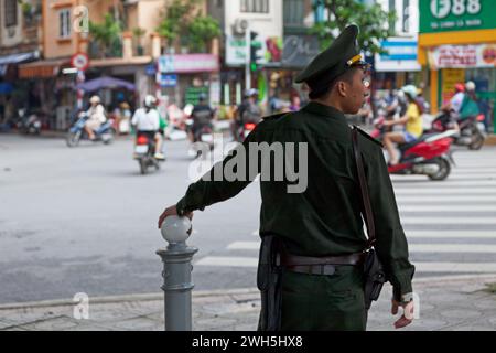 Hanoi, Vietnam - 18. August 2018: Polizist gegenüber dem See, der den Verkehr kontrolliert. Stockfoto