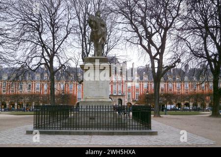 Paris, Frankreich - 5. März 2018: Die Reiterstatue von Ludwig XIII. Ist ein 1821 von Jean-Pierre Cortot nach einem Modell von Charles Dupaty gefertigter Marmor. Das ist es Stockfoto