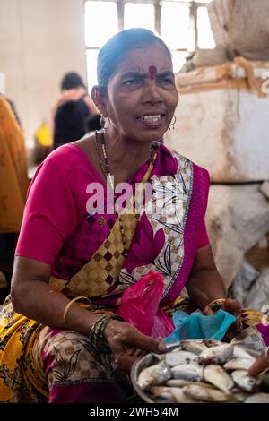 Indische Frau, die frisch gefangenen Fisch auf dem lokalen Panjim-Markt in Goa Indien verkauft. Verkauf von Fisch und Meeresfrüchten auf dem Markt. Panaji Goa Indien Januar 30 2024 Stockfoto