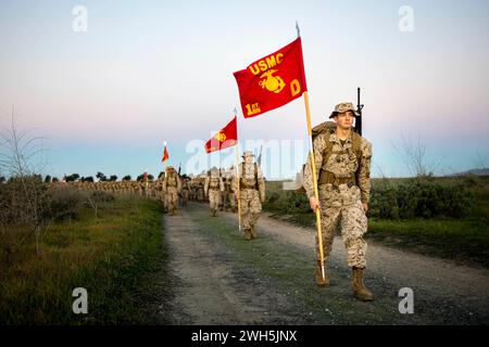 Kalifornien, USA. 30. Januar 2024. Rekruten des U.S. Marine Corps mit Delta Company, 1st Recruit Training Battalion, führen im Januar eine 8 km lange Wanderung im Marine Corps Base Camp Pendleton, Kalifornien, durch. 30, 2024. Der Zweck der Wanderung ist es, die Rekruten in rigoroses Gelände auf Camp Pendleton zu bringen, um sich auf ihre 13 km lange Wanderung vorzubereiten und den Höhepunkt des Events The Crucible zu erreichen. (Kreditbild: © Yvonna Guyette/USA Marines/ZUMA Press Wire) NUR FÜR REDAKTIONELLE ZWECKE! Nicht für kommerzielle ZWECKE! Stockfoto