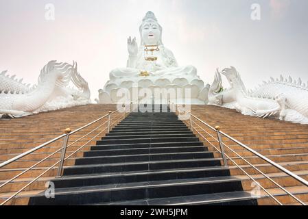 Wunderschöne, schwarz gekachelte Treppe und verzierte Strukturen, geben Zugang zu der riesigen, hohlen buddhistischen Struktur. Man kann hineingehen, mit dem Aufzug, bis zum Kopf, a lo Stockfoto