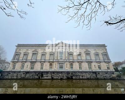 Gent, Belgien der Justizpalast, historisches Gebäude, das sich im Kanal spiegelt Stockfoto