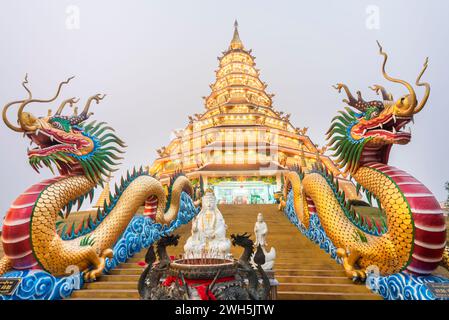 Große beleuchtete Pagode, in der Abenddämmerung, Architektur ist eine Mischung aus chinesischer Guan Yin Statue, Drachentreppe, weißem MarmorBuddha und Thaj-Architektur. Beauti Stockfoto