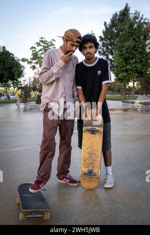 Marokko, Casablanca am 2023-10-02. Immersive Reportage mit einer Gruppe junger Skateboarder in der Metropole Casablanca, die den urbanen Auftritt dokumentiert Stockfoto