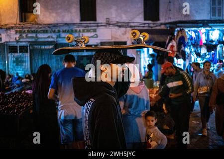 Marokko, Casablanca am 21. 10. 2023. Immersive Reportage mit einer Gruppe junger Skateboarder in der Metropole Casablanca, die den urbanen Auftritt dokumentiert Stockfoto