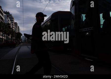 Marokko, Casablanca am 2023-10-05. Immersive Reportage mit einer Gruppe junger Skateboarder in der Metropole Casablanca, die den urbanen Auftritt dokumentiert Stockfoto