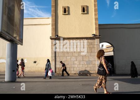 Marokko, Casablanca am 2023.10.06. Immersive Reportage mit einer Gruppe junger Skateboarder in der Metropole Casablanca, die den urbanen Auftritt dokumentiert Stockfoto