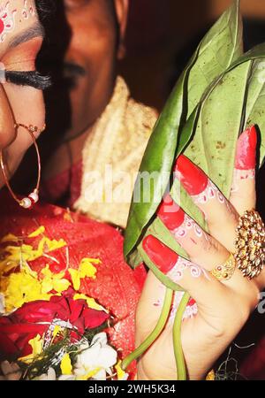 Traditionelle indisch-bengalische (hinduistische) Hochzeitsrituale und bengalische Braut mit traditioneller Kleidung, kalkutta in westbengalen in indien Stockfoto