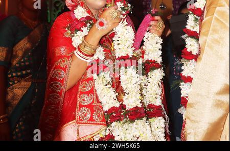 Traditionelle indisch-bengalische (hinduistische) Hochzeitsrituale und bengalische Braut mit traditioneller Kleidung, kalkutta in westbengalen in indien Stockfoto