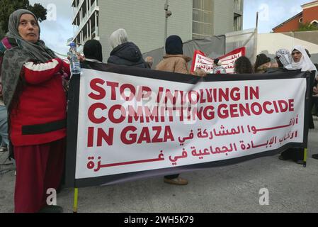 Beirut, Libanon. Februar 2024. Palästinensische Aktivisten protestieren vor der Delegation der Europäischen Union in Beirut, Libanon, 7. Februar 2024. Die Demonstranten sagen, es gebe keine Beweise für Absprachen zwischen UNRWA und Hamas und fordern die europäischen Staaten auf, die Forderungen Israels nicht mehr zu unterstützen und mit der Rückzahlung des UNRWA zu beginnen. (Foto: Elisa Gestri/SIPA USA) Credit: SIPA USA/Alamy Live News Stockfoto